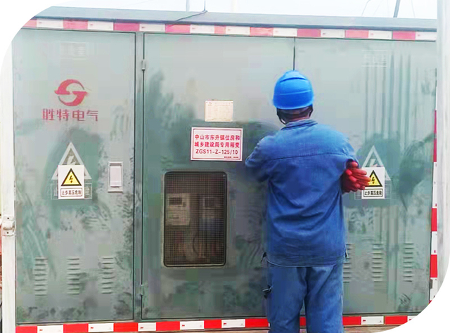 Un operaio che indossa un'uniforme blu e un casco sta ispezionando le apparecchiature elettriche