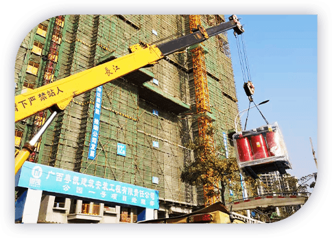 Edificio in costruzione con rete protettiva verde