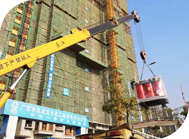 Edificio in costruzione con rete protettiva verde